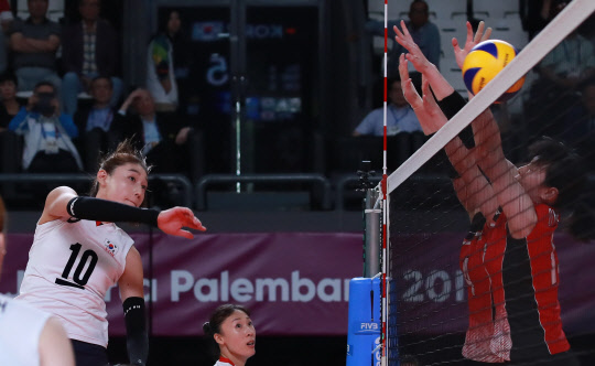 1일 오후(현지시간) 인도네시아 자카르타 겔로라 붕 카르노(GBK) 배구장에서 열린 2018 자카르타-팔렘방 아시안게임(AG) 여자 배구 동메달 결정전 한국과 일본의 경기. 한국 김연경이 스파이크하고 있다.